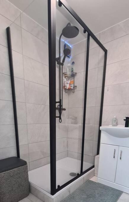 Lovely 2 Bedroom Flat With Free Parking New Southgate エクステリア 写真